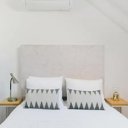 Breathtaking River-city View Two Private Terraces 3 Bedrooms And 3 Bathrooms 17th Century Building Bica Chiado District Apartmán Lisboa
