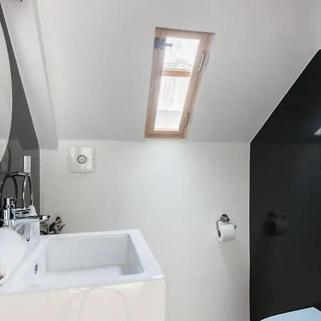 Daire Breathtaking River-city View Two Private Terraces 3 Bedrooms And 3 Bathrooms 17th Century Building Bica Chiado District