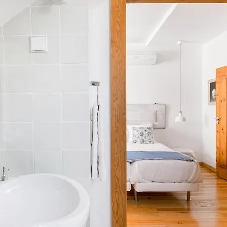 Daire Breathtaking River-city View Two Private Terraces 3 Bedrooms And 3 Bathrooms 17th Century Building Bica Chiado District