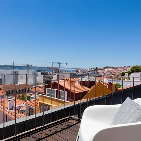 Daire Breathtaking River-city View Two Private Terraces 3 Bedrooms And 3 Bathrooms 17th Century Building Bica Chiado District *