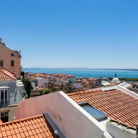 Daire Breathtaking River-city View Two Private Terraces 3 Bedrooms And 3 Bathrooms 17th Century Building Bica Chiado District