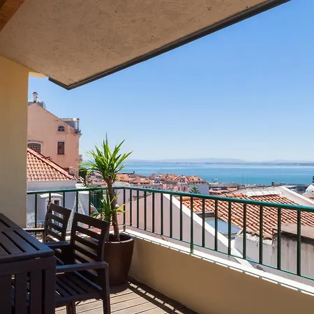 Daire Breathtaking River-city View Two Private Terraces 3 Bedrooms And 3 Bathrooms 17th Century Building Bica Chiado District *