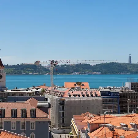 Breathtaking River-city View Two Private Terraces 3 Bedrooms And 3 Bathrooms 17th Century Building Bica Chiado District Apartmán *
